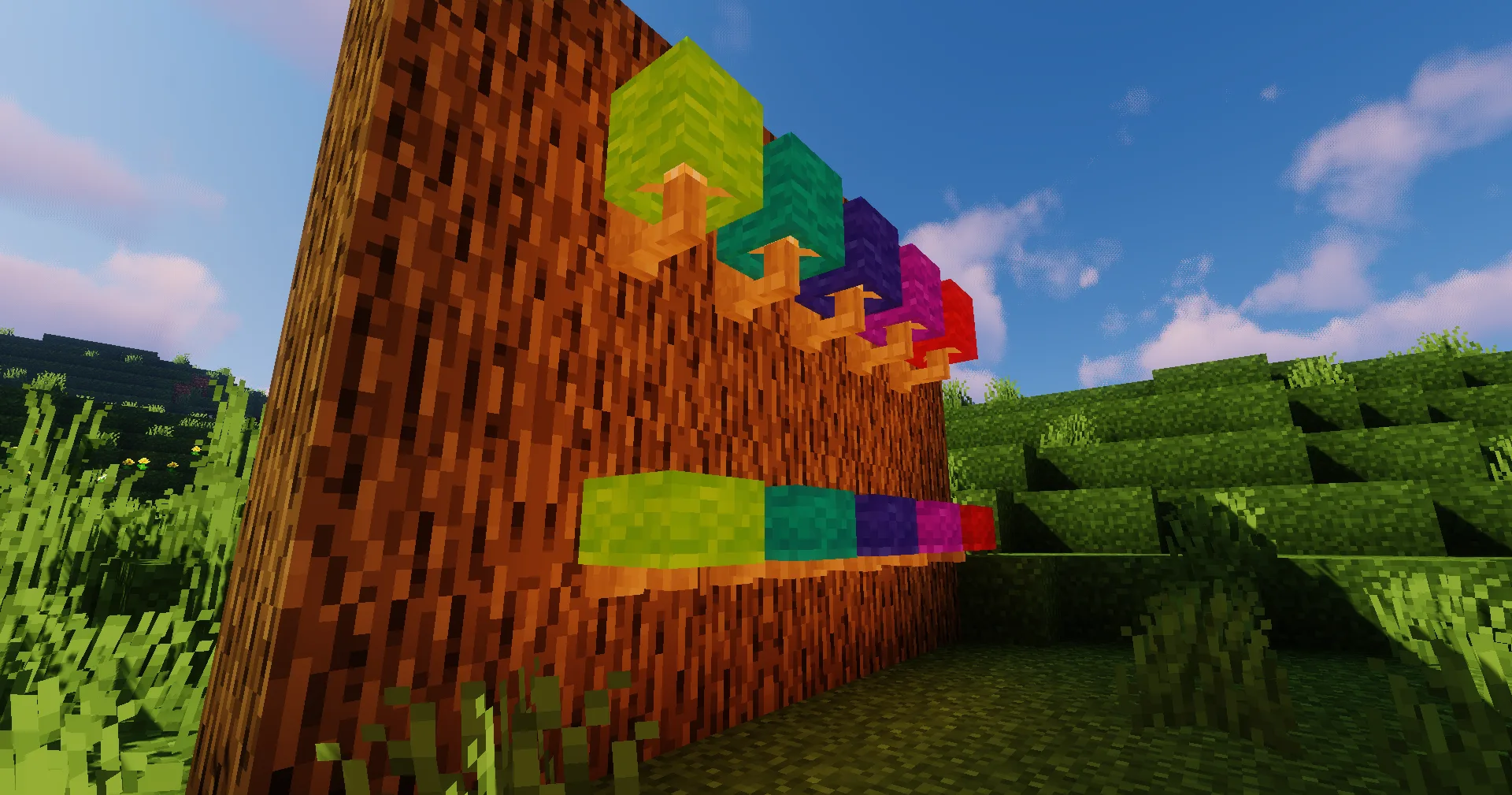 Два варианта настенных ламп из мода Macaw's Lights and Lamps, окрашенных в разные цвета.