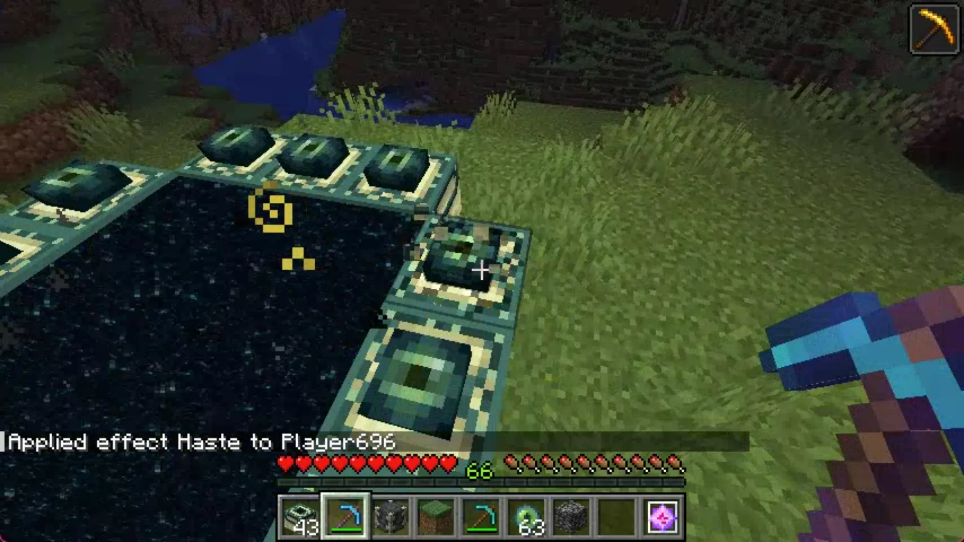 Игровой процесс разрушения блоков в моде Mineable Unmineable