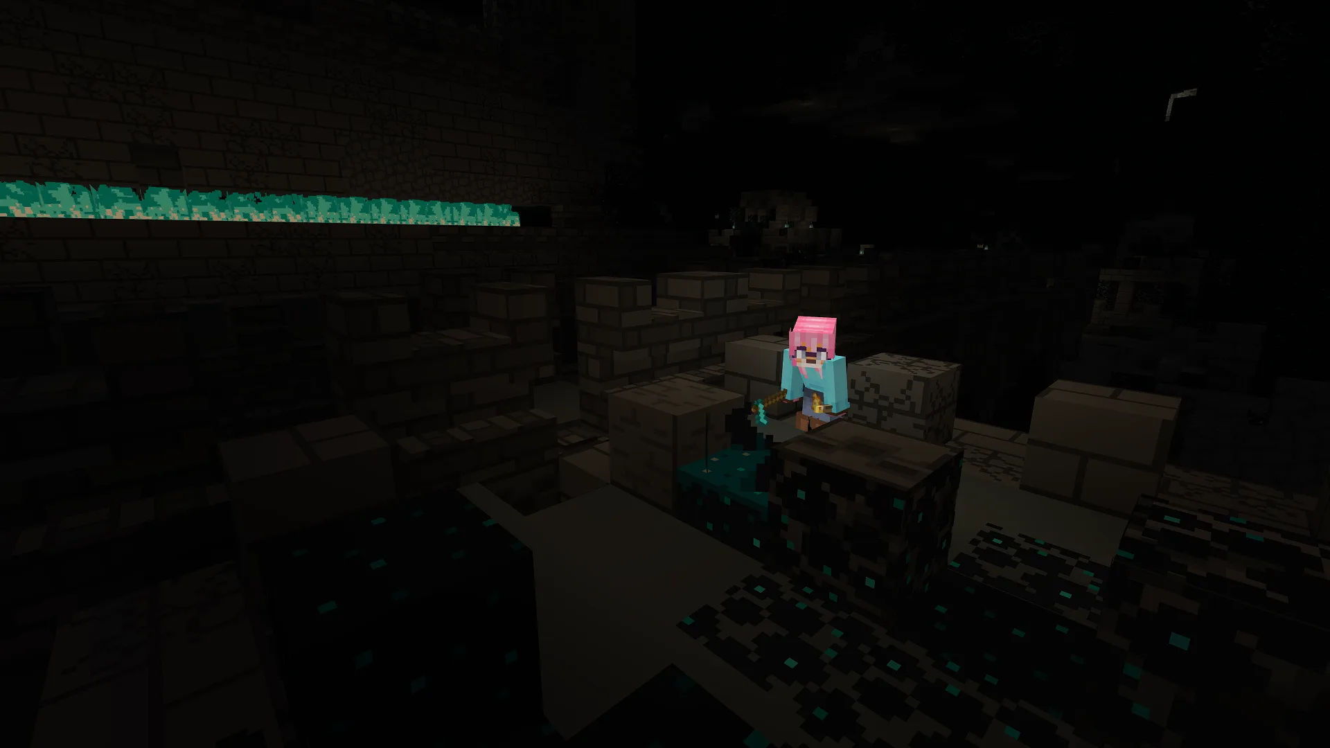 Игрок держит факел, освещающий темное окружение с помощью мода LambDynamicLights.