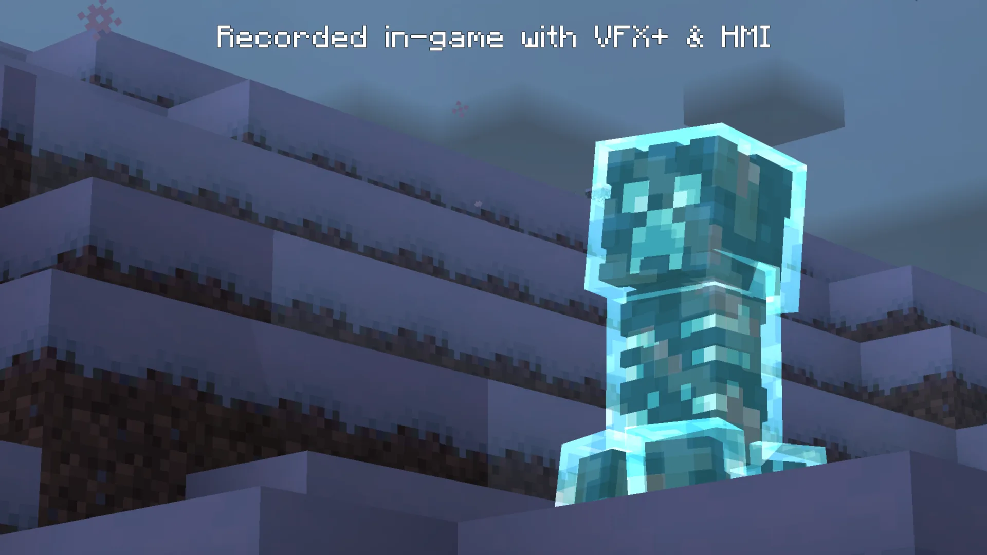 Заряженный крипер с синим свечением и светящимися ребрами.