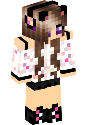 Милая кошечка с фиолетовыми глазами